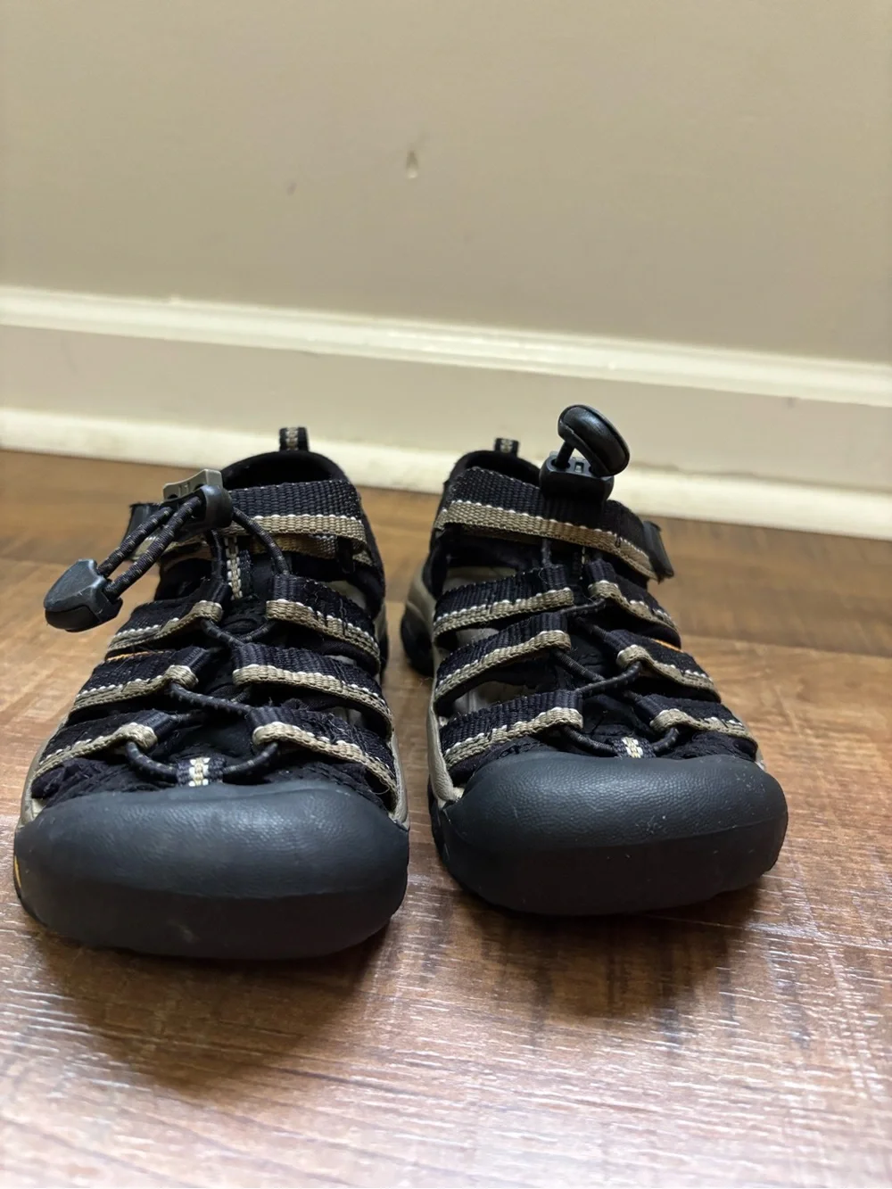 Keens Newport H2 Kids Sandal Black and Tan Outdoor hiking Closed-Toe size 10